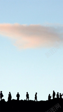 云朵下行走的人H5素材背景背景