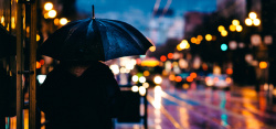 灯影朦胧雨夜背景图高清图片