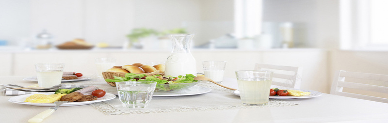 简约餐桌玻璃器具面包牛奶背景
