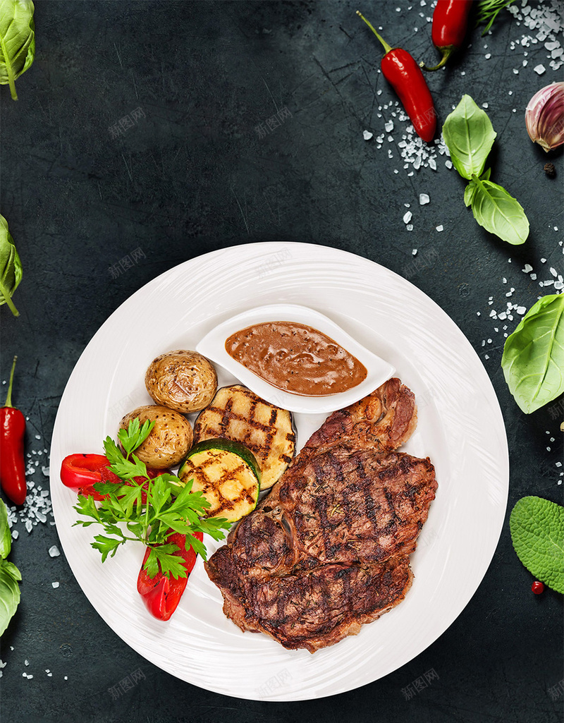 纯黑色背景西餐美食平面广告jpg设计背景_88icon https://88icon.com 纯黑色背景 西餐 美食 平面广告 绿叶 辣椒 白色餐盘 摄影