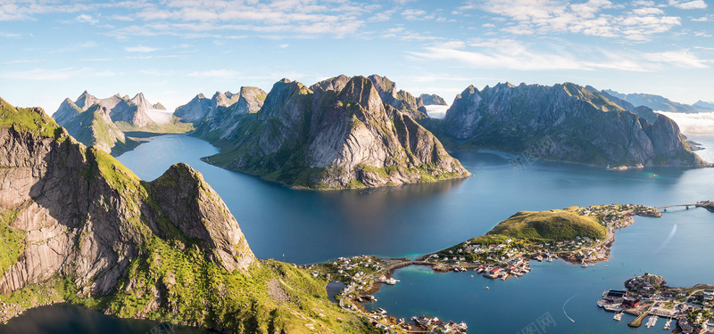 群山河流房屋背景图jpg设计背景_88icon https://88icon.com 群山 河流 天空 云朵 房屋 风景 海报banner 摄影