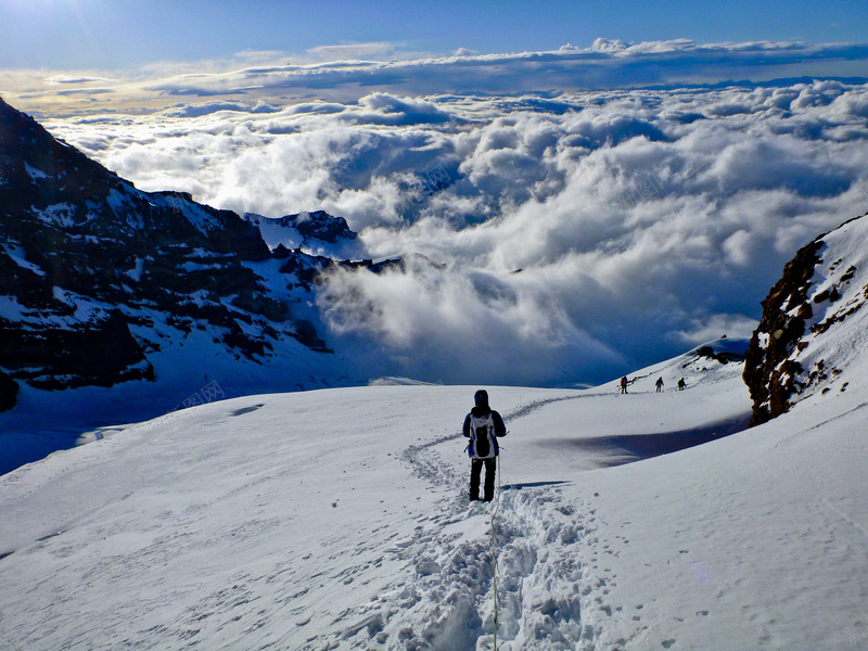 美丽的大雪背景图jpg设计背景_88icon https://88icon.com 雪山 背景 雪山背景 大雪 雪地 滑雪 云海 蓝天 白云 大雪背景 冬季 开心 快乐