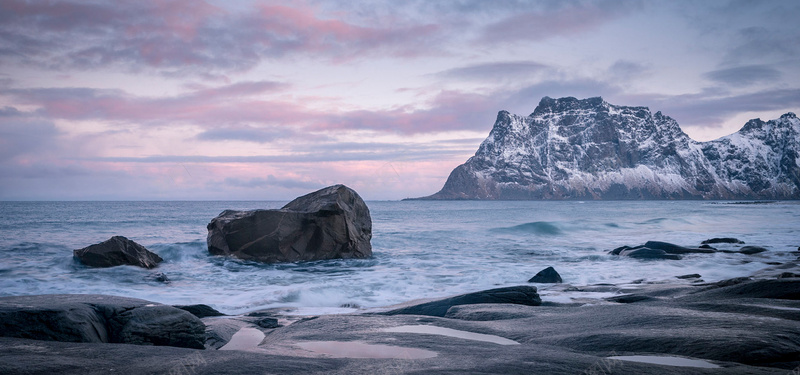 黄昏傍晚湖面背景图jpg设计背景_88icon https://88icon.com 黄昏 海面 岩石 雪山 火烧云 海报banner 摄影 风景