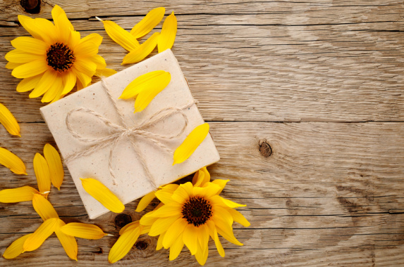 木板上的太阳花和礼品背景