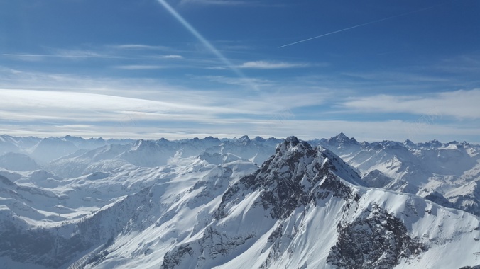 白皑皑雪山蓝天晴天图背景