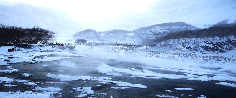 唯美冬天长桥雪景背景海报图背景