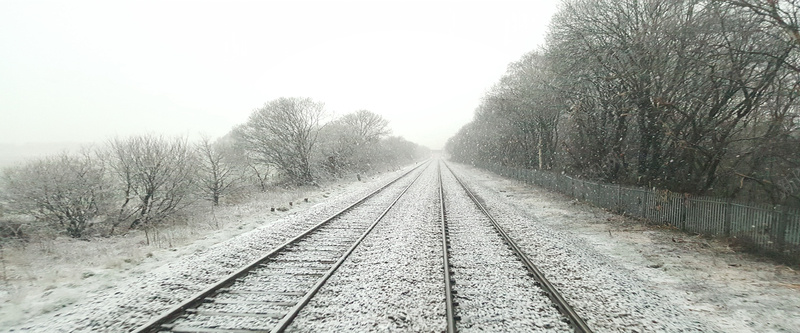 唯美冬天铁路雪景海报背景图背景
