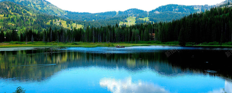 蓝色湖泊森林背景背景