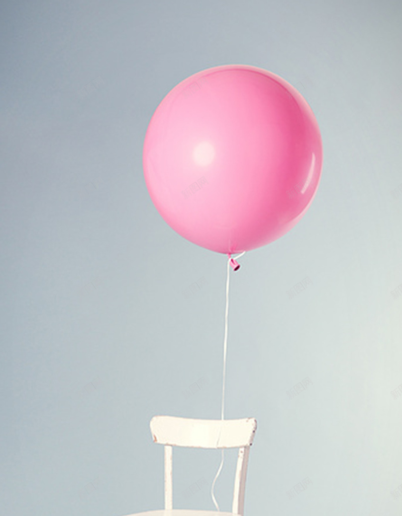 白色椅子上的气球H5背景jpg设计背景_88icon https://88icon.com 白色 椅子 气球 浪漫 温馨 文艺 小清新 简约