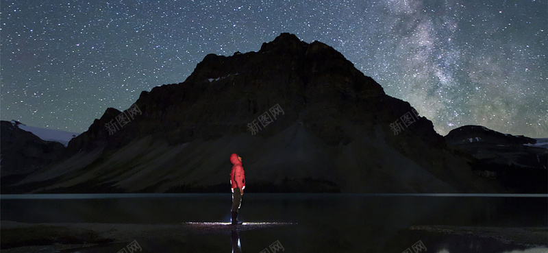 星空下的仰望者背景jpg设计背景_88icon https://88icon.com 星空 山 湖面 红色衣服 商务 仰望者 海报banner 星云 星海 星际 科技 科幻