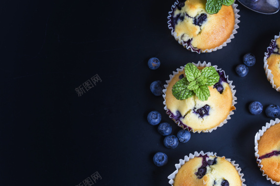 蓝莓松饼与糖粉和新鲜浆果背景