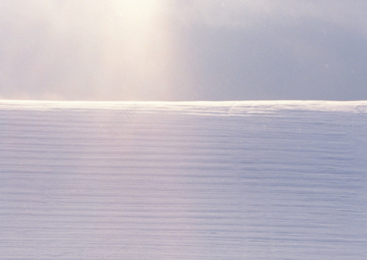 散发着光芒的雪景平原图背景