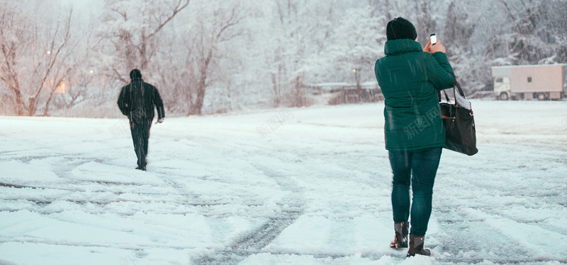 雪地上行走的人图片背景