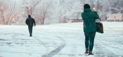 人皮肤纹理雪地上行走的人图片高清图片