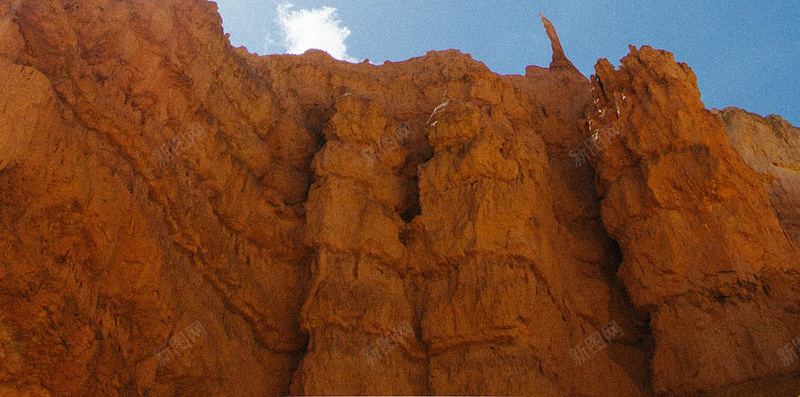 沙漠悬崖风景H5背景jpg设计背景_88icon https://88icon.com 仰望 大气 太阳 悬崖 悬崖剖面纹理 摄影 旅游 沙漠 红岩 风景