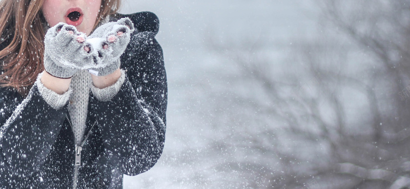 摄影冬天女生吹雪摄影图片