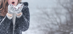 吹雪摄影冬天女生吹雪高清图片