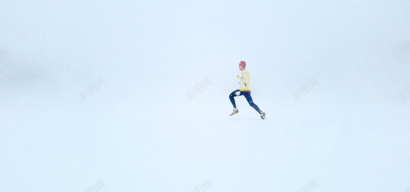 奔跑的人jpg设计背景_88icon https://88icon.com 奔跑的人 雪 背景 冬天 人 白 海报banner 摄影 风景