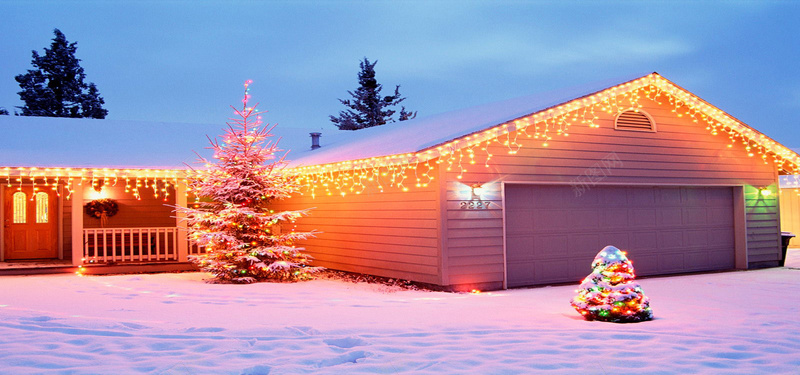 唯美的圣诞风景jpg设计背景_88icon https://88icon.com 唯美 梦幻 树 白雪 雪地 圣诞2 被雪覆盖的地面 屋处的灯光 海报banner 摄影 风景