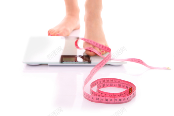 体重秤与粉红色软尺等瘦身背景