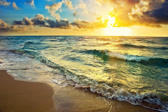 云彩阳光与涌向海边的波浪背景