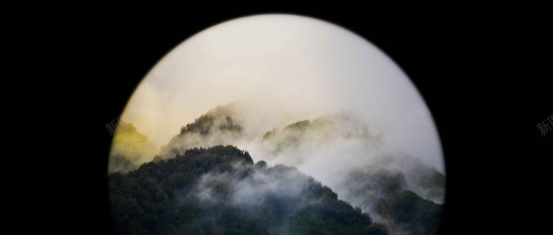 望远镜望去的云山雾海背景