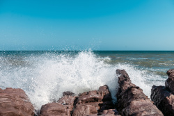 海浪拍打海浪拍打礁石天空高清图片