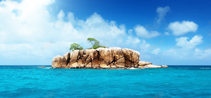 大海中的岛屿jpg设计背景_88icon https://88icon.com 岛屿 大海 蓝天白云 自然风光 海报banner 摄影 风景