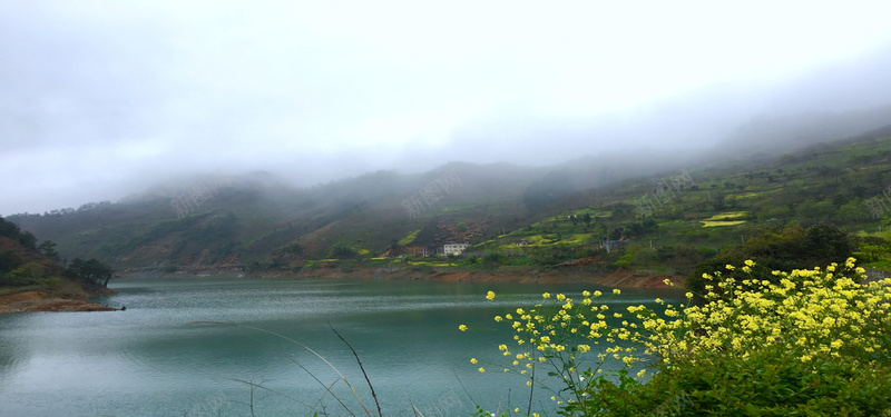 山间云雾缭绕和山脚河流jpg设计背景_88icon https://88icon.com 山间 云雾 山脚 河流 花 树林 植物 山 海报banner 摄影 风景