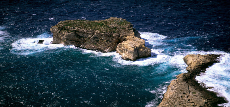 海浪轻拍海岸背景jpg设计背景_88icon https://88icon.com 摄影 风景 自然 大海 礁石 海浪 蓝色 海报banner