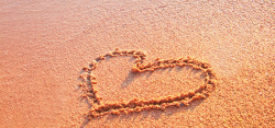 沙子桃心画在沙滩上的桃形高清图片