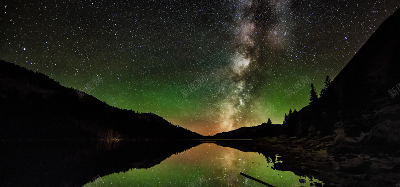 夜晚河流山峰背景jpg设计背景_88icon https://88icon.com 天空 星空 河流 海报banner 星云 星海 星际 摄影 风景