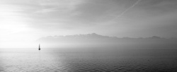 灰蒙蒙湖泊烟雾背景高清图片