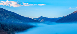 梦幻阳光草地背景图片山川云雾自然风光大气蓝色banner高清图片