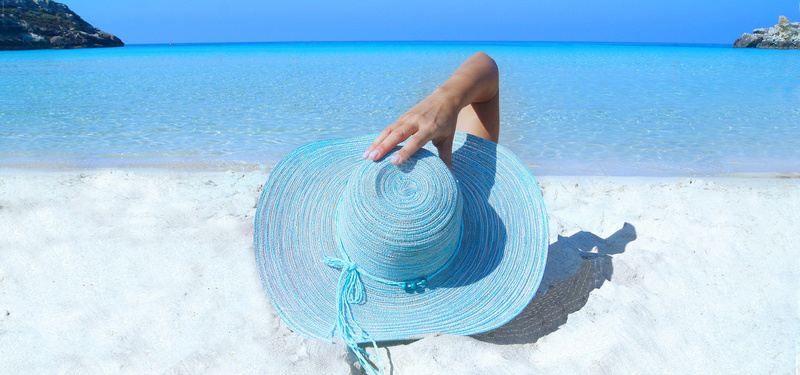 蓝色帽子jpg设计背景_88icon https://88icon.com 时尚 模型 海滩 帽子 沙 海 海洋 构成 肖像 魅力 海报banner 摄影 风景