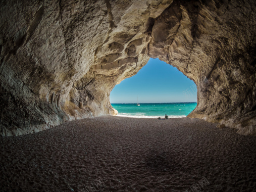 阳光下的海滩岩洞背景