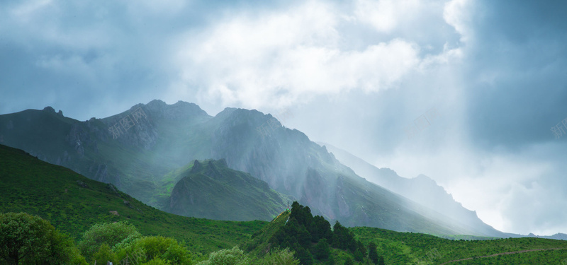 云雾缭绕远山背景图背景