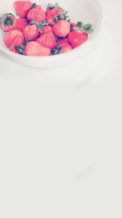 灰色草莓简约水果草莓App手机端H5背景高清图片