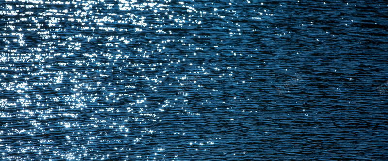 深色水滴深蓝色水面背景