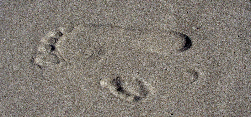 灰色沙滩脚印背景背景