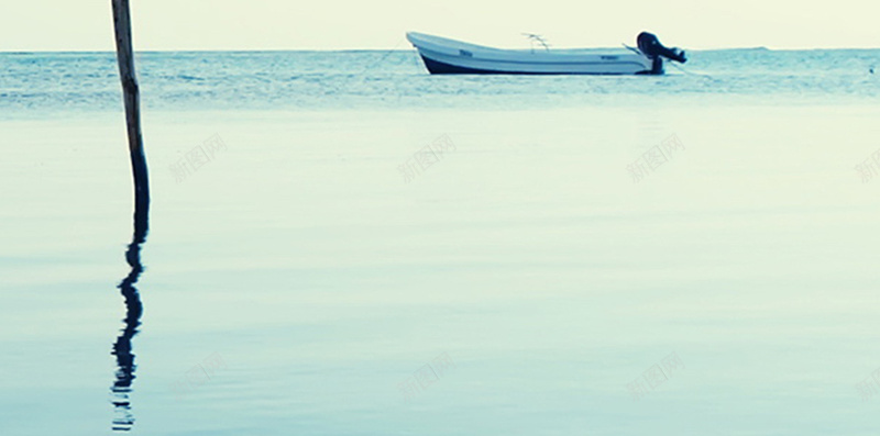 淡蓝色天空一叶扁舟H5背景jpg设计背景_88icon https://88icon.com 淡蓝色 天空 白云 海面 明快 一叶扁舟 欢乐 摄影 风景
