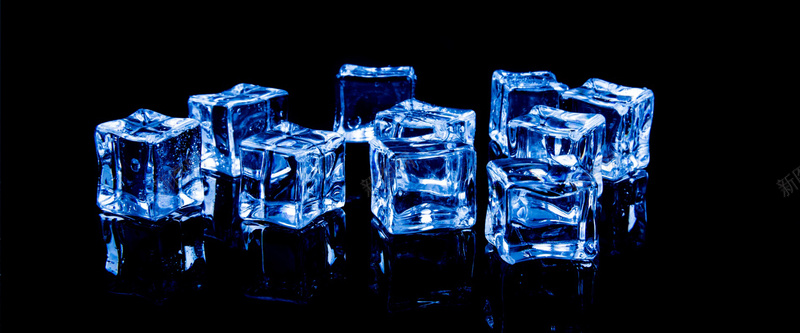 冰块蓝色水滴晶莹剔透深蓝背景