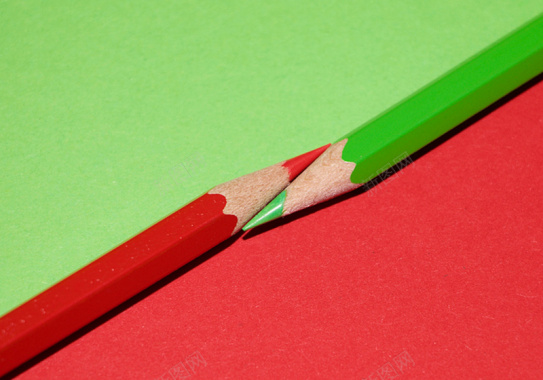 红绿铅笔对角对比背景背景