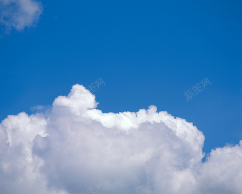 块状白云蓝天图背景
