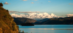 泸沽湖风景蓝天白云泸沽湖高清图片