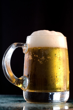 大杯啤酒高清啤酒泡沫玻璃杯子高清图片