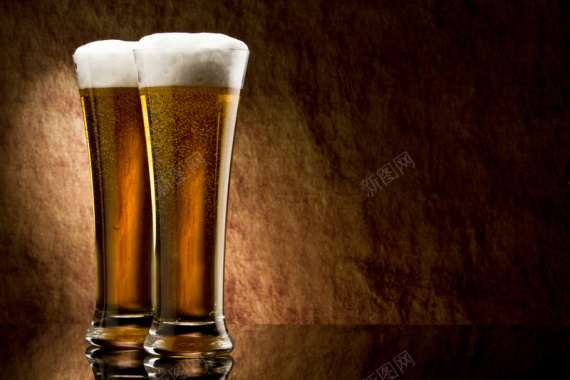 两只装满啤酒的玻璃杯背景素材背景