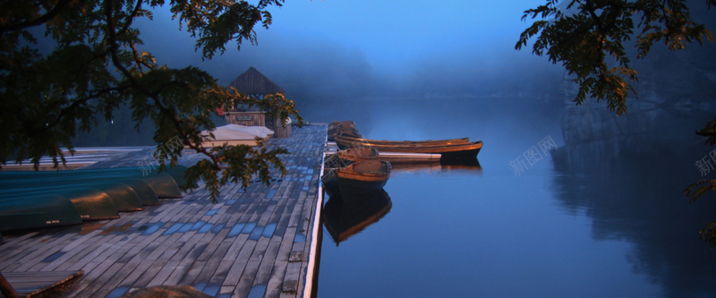 湖畔夜景背景
