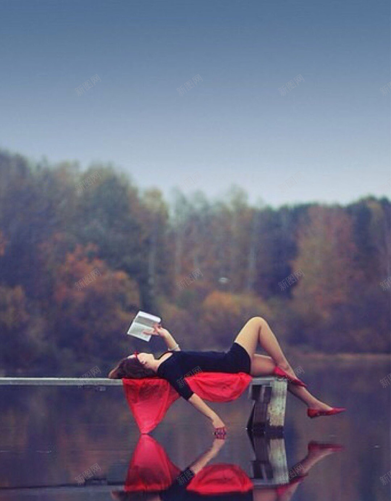 躺在桥上的人H5素材背景jpg设计背景_88icon https://88icon.com 看书的人 小清新 文艺 树林 水 H5素材 简约