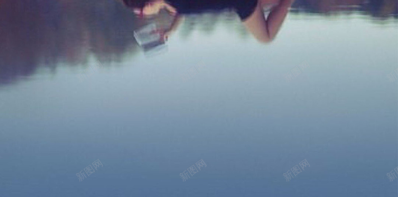 躺在桥上的人H5素材背景jpg设计背景_88icon https://88icon.com 看书的人 小清新 文艺 树林 水 H5素材 简约